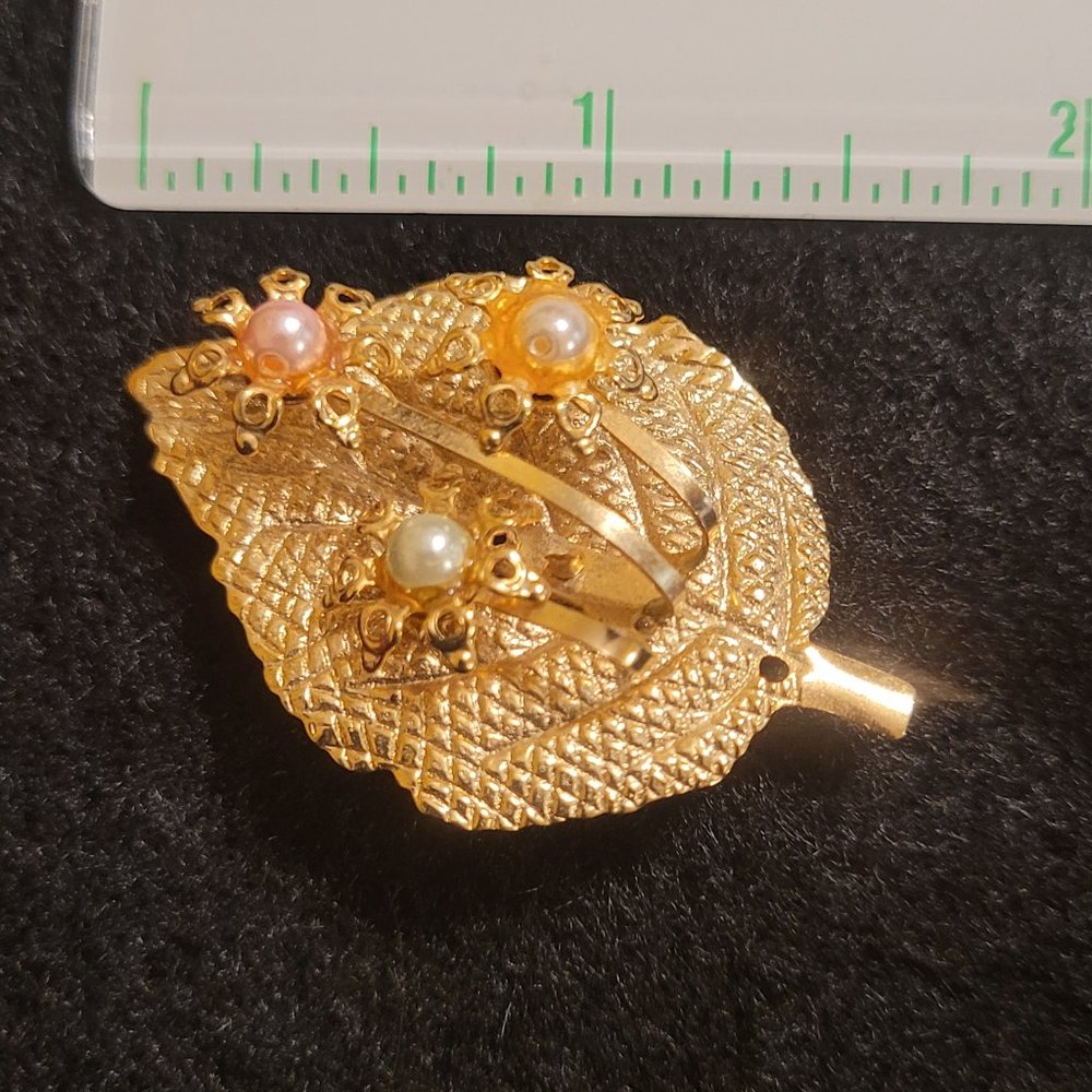 Delicate vintage goldtone leaf pin with 3 faux pearls